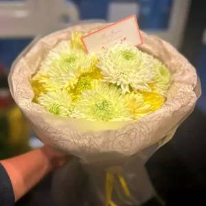 Buket od belih i zutih hrizantema